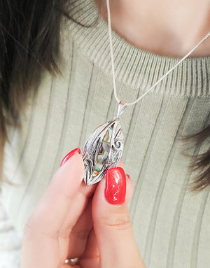 Сребърна висулка проба 925 във флорален мотив в комбинация с естествен Абалон (Кралски Седеф)