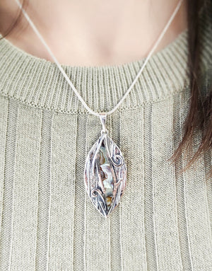 Сребърна висулка проба 925 във флорален мотив в комбинация с естествен Абалон (Кралски Седеф)