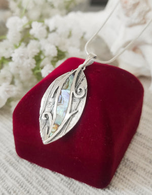 Сребърна висулка проба 925 във флорален мотив в комбинация с естествен Абалон (Кралски Седеф)