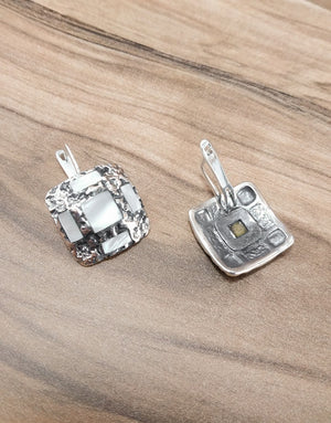 Авторски Сребърни обеци проба 925 в комбинация с естествен Бял Седеф - бижуто е подходящо за жени