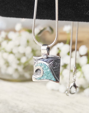 Сребърна висулка проба 925 декорирана с естествен Тюркоаз - бижуто е подходящо за жени