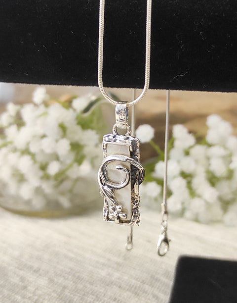Комплект сребърни дамски бижута със Седеф - дамски обеци, пръстен и медальон висулка за колие
