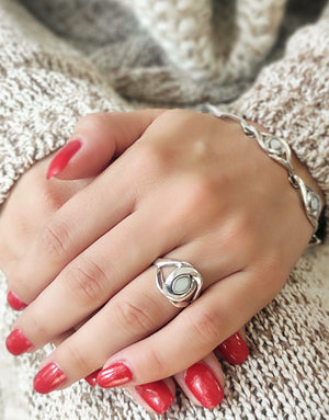 Сребърен пръстен проба 925 с естествен бял седеф - бижуто е подходящо за жени