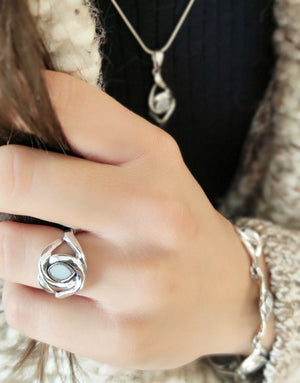 Сребърен пръстен проба 925 с естествен бял седеф - бижуто е подходящо за жени