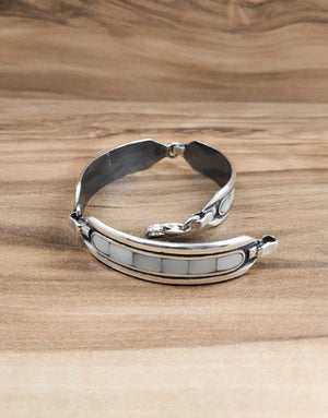 Сребърна гривна проба 925 с естествен бял седеф - бижуто е подходящо за жени