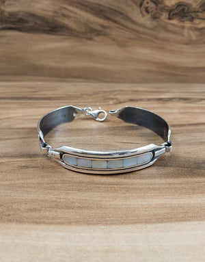 Сребърна гривна проба 925 с естествен бял седеф - бижуто е подходящо за жени