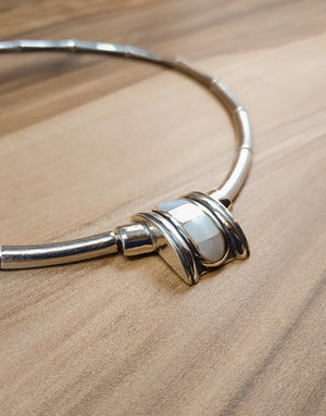 Твърдо Колие от сребро проба 925 с автентичен Бял Седеф - бижуто е подходящо за жени