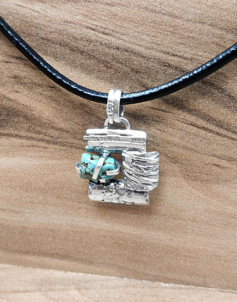 Сребърен комплект бижута проба 925 включващ обеци, медальон - бижуто е подходящо за жени
