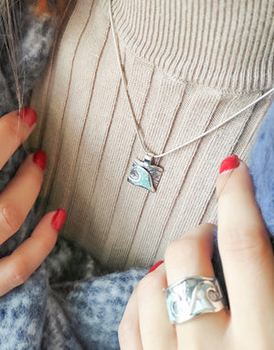 Сребърна висулка проба 925 декорирана с естествен Тюркоаз - бижуто е подходящо за жени