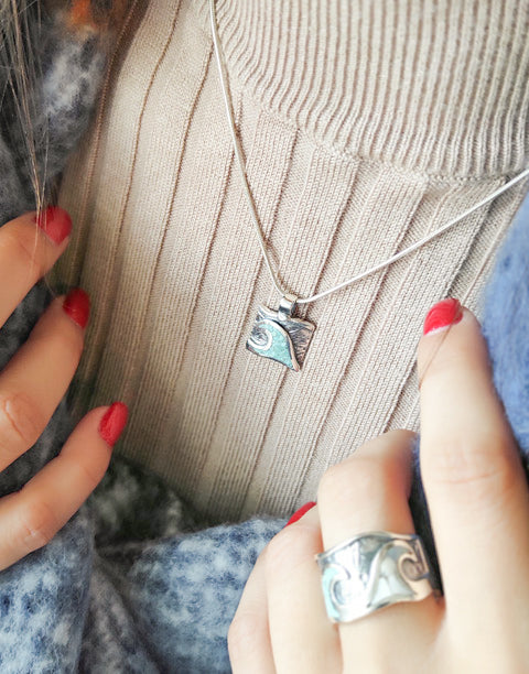 Сребърна висулка проба 925 декорирана с естествен Тюркоаз - бижуто е подходящо за жени