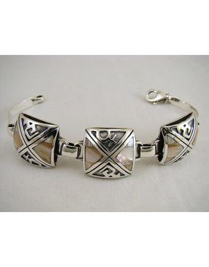 Сребърен комплект бижута проба 925 включващ обеци, медальон, пръстен, гривна с естествен бял седеф - бижуто е подходящо за жени