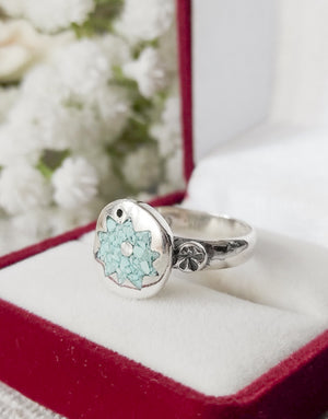 Сребърен пръстен проба 925 инкрустиран с естествен и полускъпоценен камък Тюркоаз - бижуто е подходящо за жени