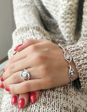 Сребърен пръстен проба 925 с естествен бял седеф - бижуто е подходящо за жени