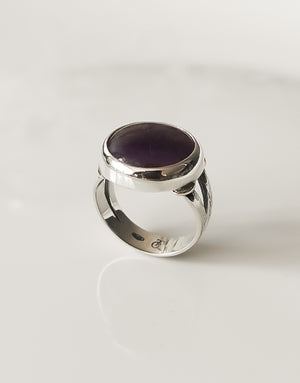 Сребърен пръстен проба 925 с естествени полускъпоценни камъни аметист - бижуто е подходящо за жени