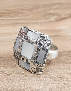 Сребърен комплект бижута проба 925 включващ обеци, медальон, пръстен с естествен бял седеф - бижуто е подходящо за жени