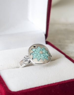 Сребърен пръстен проба 925 инкрустиран с естествен и полускъпоценен камък Тюркоаз - бижуто е подходящо за жени