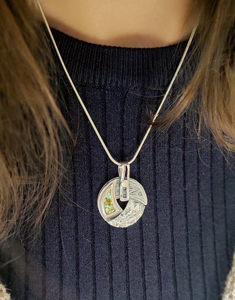 Сребърна висулка проба 925 с естествени полускъпоценни камъни Абалон (Кралски седеф) - бижуто е подходящо за жени