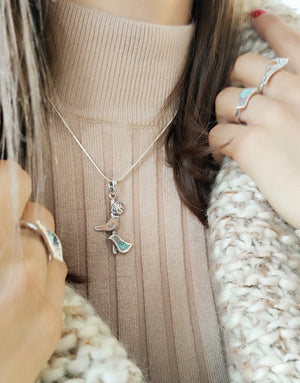 Сребърна висулка проба 925 декорирана с естествен полускъпоценен камък Тюркоаз - бижуто е подходящо за жени