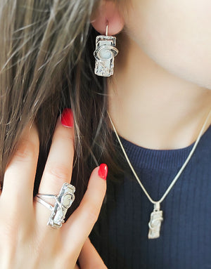 Сребърен комплект бижута проба 925 включващ обеци с естествен бял седеф - бижуто е подходящо за жени