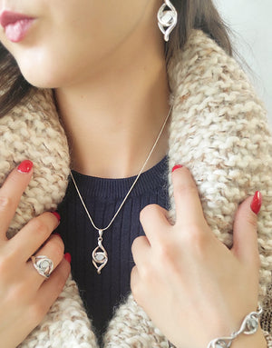 Сребърен пръстен проба 925 с естествен бял седеф - бижуто е подходящо за жени