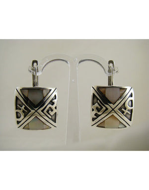 Сребърен комплект бижута проба 925 включващ обеци, медальон, пръстен, гривна с естествен бял седеф - бижуто е подходящо за жени