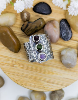 Сребърен пръстен проба 925 с естествени полускъпоценни камъни аметист, гранат - бижуто е подходящо за жени