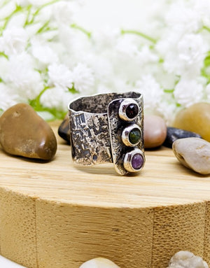 Сребърен пръстен проба 925 с естествени полускъпоценни камъни аметист, гранат - бижуто е подходящо за жени