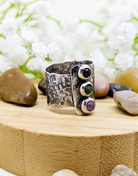 Сребърен пръстен проба 925 с естествени полускъпоценни камъни аметист, гранат - бижуто е подходящо за жени