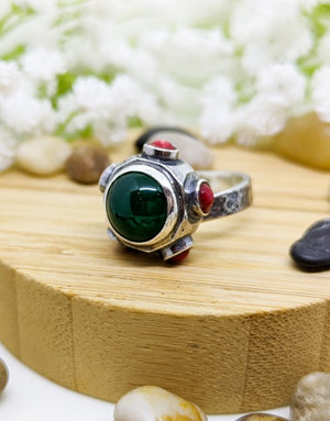 Сребърен пръстен проба 925 с естествени полускъпоценни камъни Зелен Ахат и Корал - бижуто е подходящо за жени