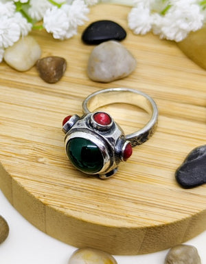 Сребърен пръстен проба 925 с естествени полускъпоценни камъни Зелен Ахат и Корал - бижуто е подходящо за жени