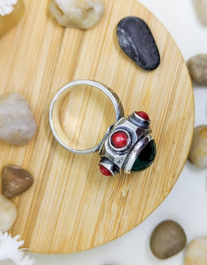 Сребърен пръстен проба 925 с естествени полускъпоценни камъни Зелен Ахат и Корал - бижуто е подходящо за жени