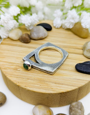 Сребърен пръстен проба 925 с естествени полускъпоценни камъни авантюрин - бижуто е подходящо за жени