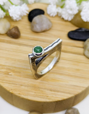 Сребърен пръстен проба 925 с естествени полускъпоценни камъни авантюрин - бижуто е подходящо за жени