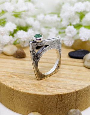 Сребърен пръстен проба 925 с естествени полускъпоценни камъни авантюрин - бижуто е подходящо за жени