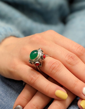 Сребърен пръстен проба 925 с естествени полускъпоценни камъни Зелен Ахат и Корал - бижуто е подходящо за жени
