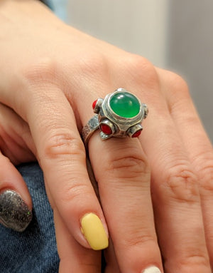 Сребърен пръстен проба 925 с естествени полускъпоценни камъни Зелен Ахат и Корал - бижуто е подходящо за жени