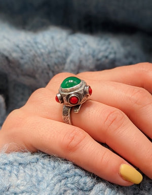 Сребърен пръстен проба 925 с естествени полускъпоценни камъни Зелен Ахат и Корал - бижуто е подходящо за жени