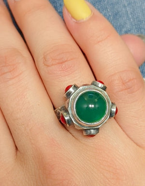 Сребърен пръстен проба 925 с естествени полускъпоценни камъни Зелен Ахат и Корал - бижуто е подходящо за жени