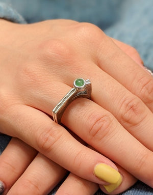 Сребърен пръстен проба 925 с естествени полускъпоценни камъни авантюрин - бижуто е подходящо за жени