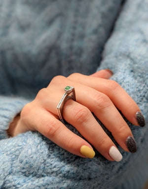 Сребърен пръстен проба 925 с естествени полускъпоценни камъни авантюрин - бижуто е подходящо за жени