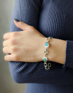 Сребърна гривна проба 925 инкрустирана с естествен камък Тюркоаз - бижуто е подходящо за жени