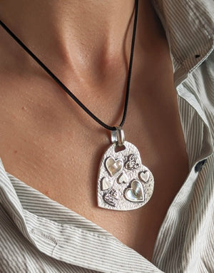 Сребърна висулка проба 925 с естествен бял седеф - бижуто е подходящо за жени