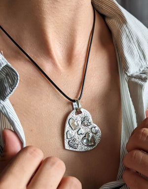 Сребърна висулка проба 925 с естествен бял седеф - бижуто е подходящо за жени