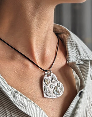 Сребърна висулка проба 925 с естествен бял седеф - бижуто е подходящо за жени