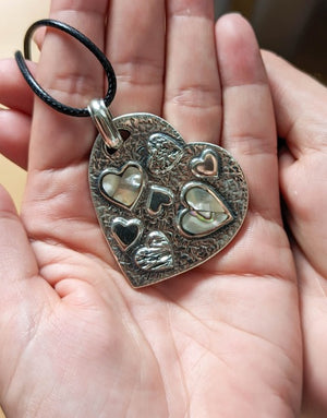 Сребърна висулка проба 925 с естествен бял седеф - бижуто е подходящо за жени