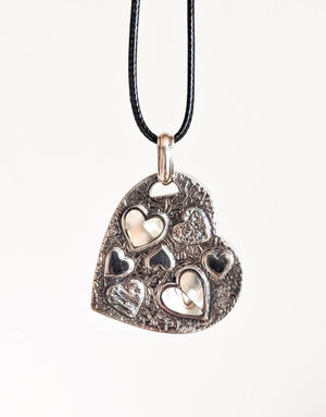 Сребърна висулка проба 925 с естествен бял седеф - бижуто е подходящо за жени