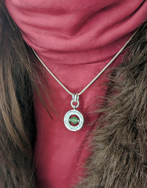 Сребърна висулка проба 925 с естествени полускъпоценни камъни авантюрин, циркони - бижуто е подходящо за жени