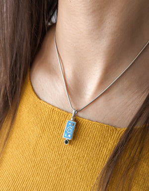 Сребърна висулка проба 925 с естествен бял седеф - бижуто е подходящо за жени