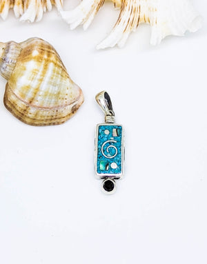 Сребърна висулка проба 925 с естествен бял седеф - бижуто е подходящо за жени