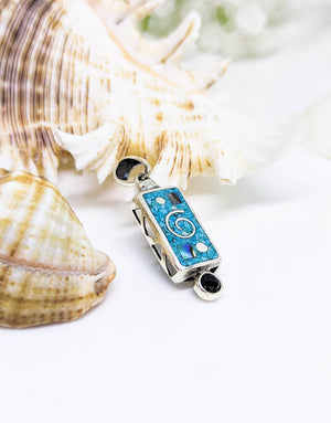 Сребърна висулка проба 925 с естествен бял седеф - бижуто е подходящо за жени